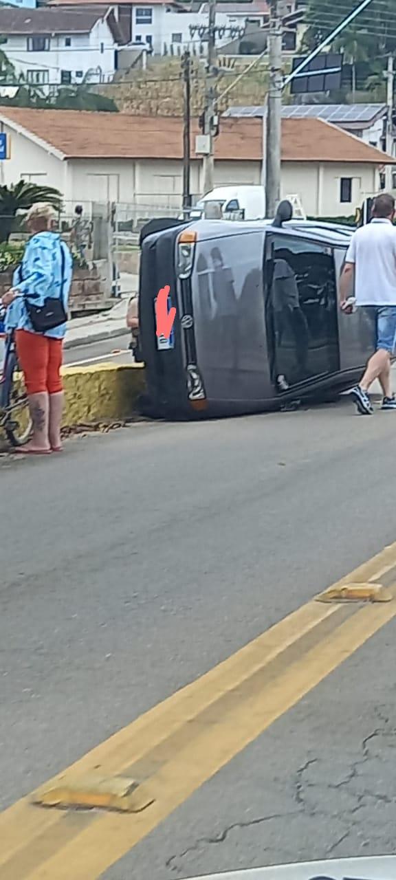 Capotamento de carro em Ibirama.