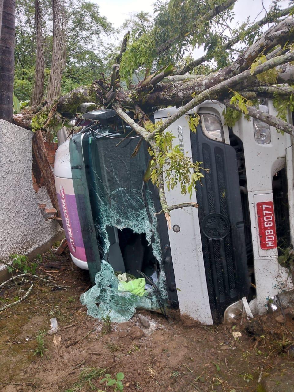 Carreta carregada com Eletrodomésticos tomba na BR 470 em Apiúna.