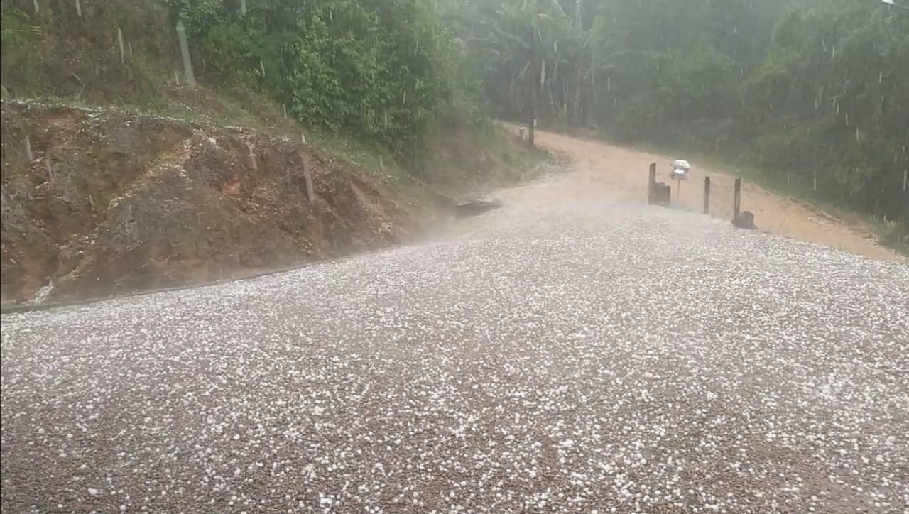 Granizo nesta tarde de domingo (26) em Ibirama.