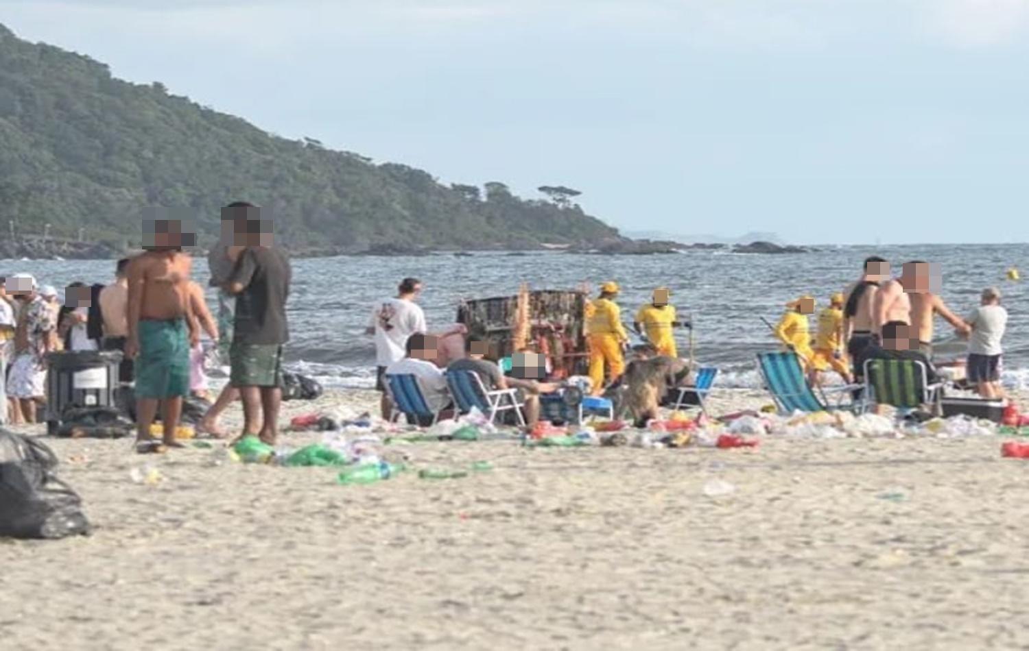 Praia de Santa Catarina amanhece tomada por lixo nesta quinta-feira(30).