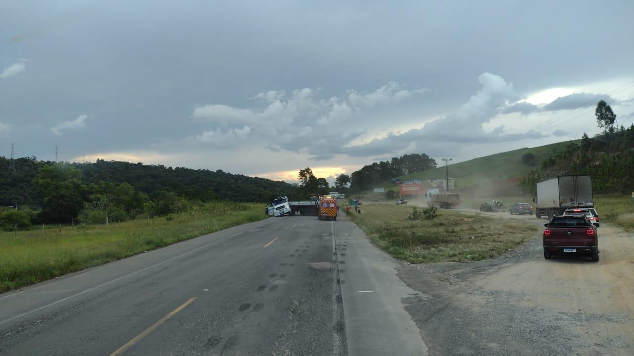 Acidente envolvendo duas carretas na BR 470.