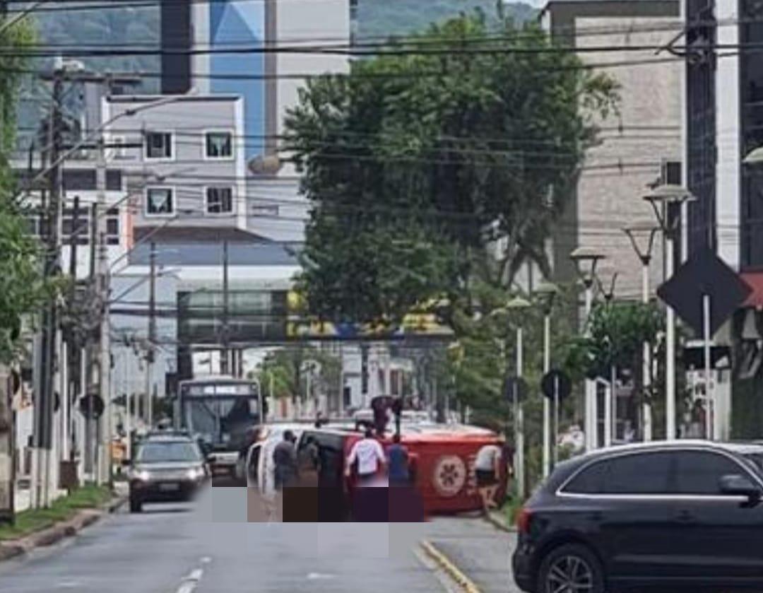 Ambulância do SAMU tomba nesta tarde em Blumenau.
