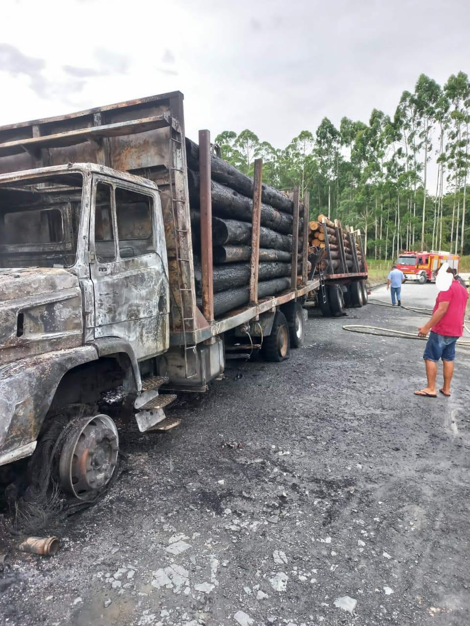 Caminhão é destruído pelo fogo.