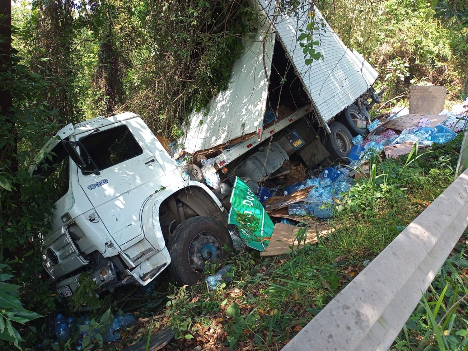 Caminhão tomba na BR 470. 