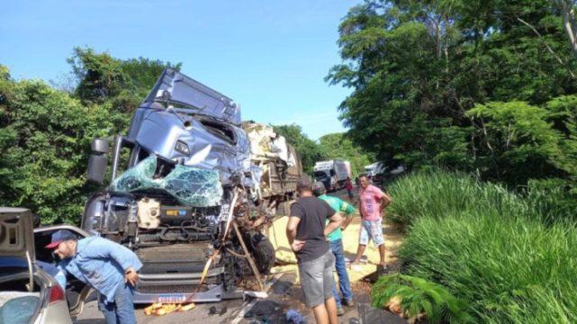 Caminhoneira de Santa Catarina se envolve em grave acidente.