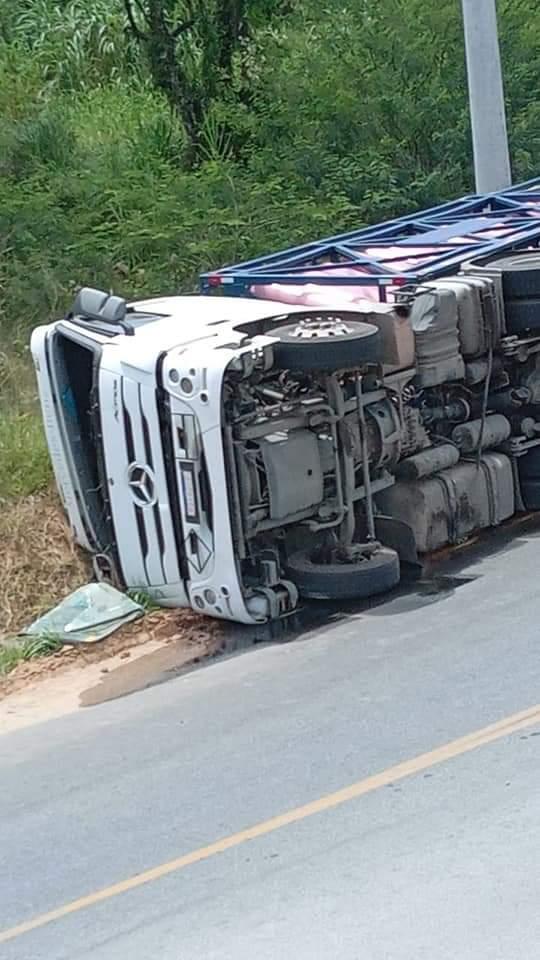 Carreta Carregada com Gás tomba e interditada BR 470 em Indaial.