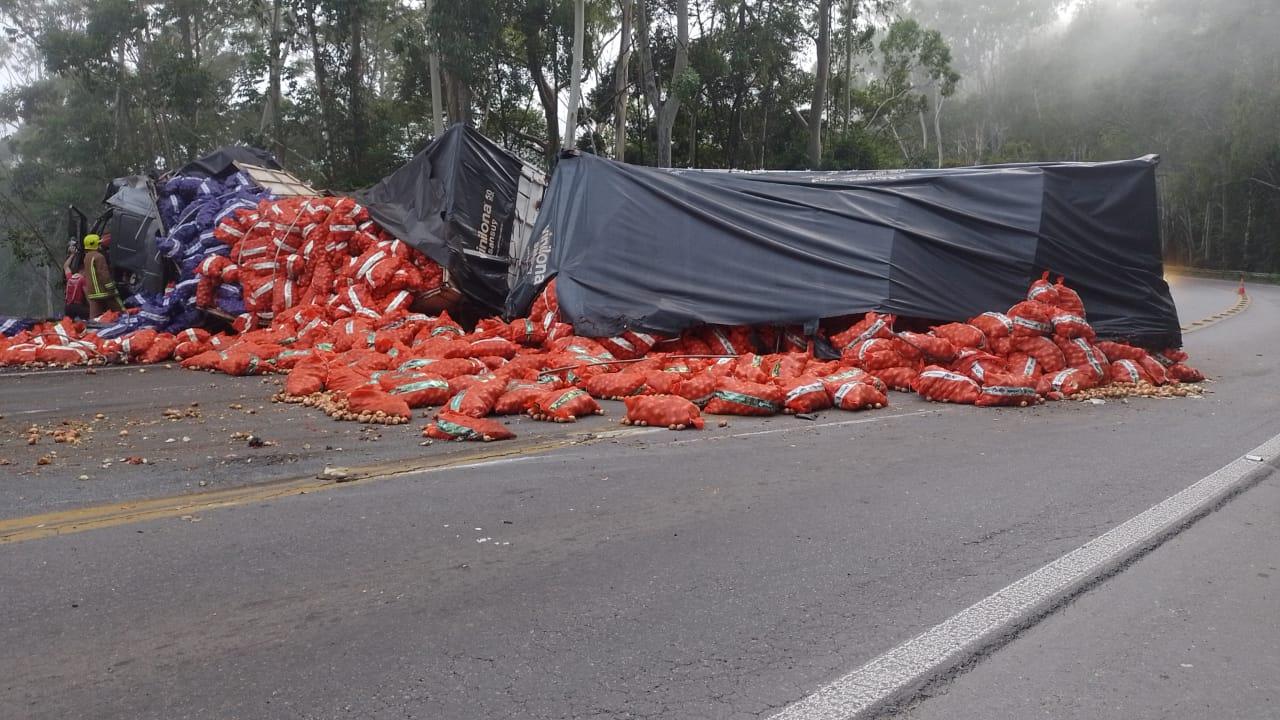 Carreta tomba na BR 470 em Ibirama.