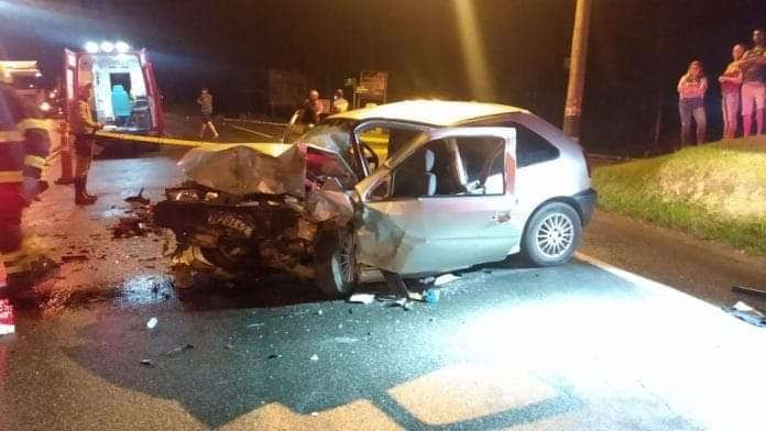 Colisão entre dois carros deixa quatro pessoas feridas no Médio Vale.