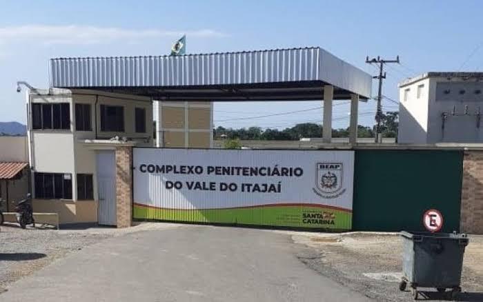 Fuga do presídio de Itajaí termina com um detento morto e cinco foragidos.