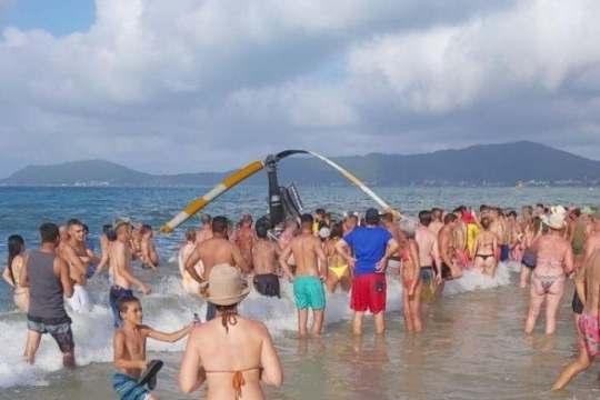 Helicóptero cai na praia de Canasvieiras em Florianópolis.