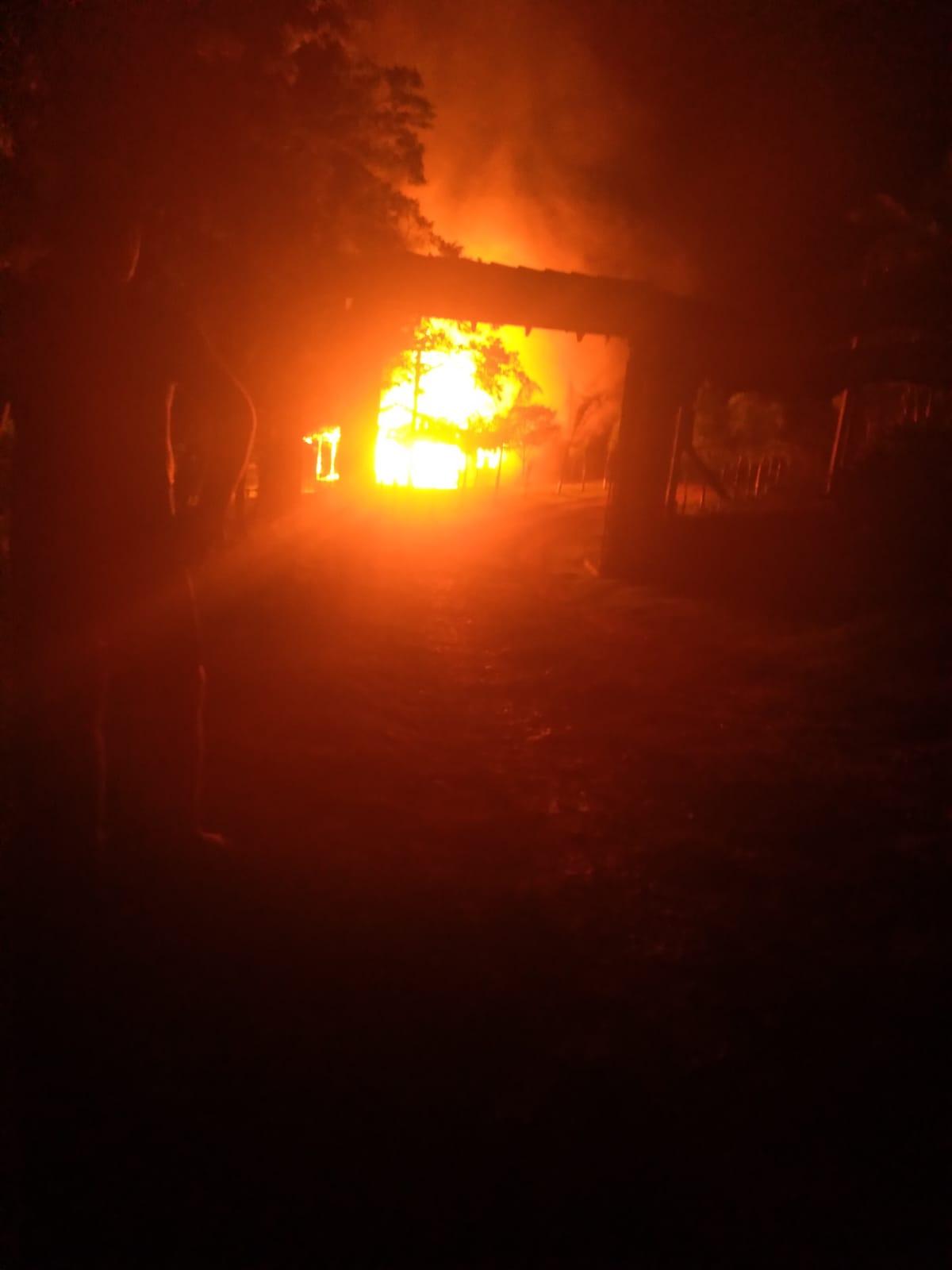 Incêndio destrói residência na cidade de Ibirama.