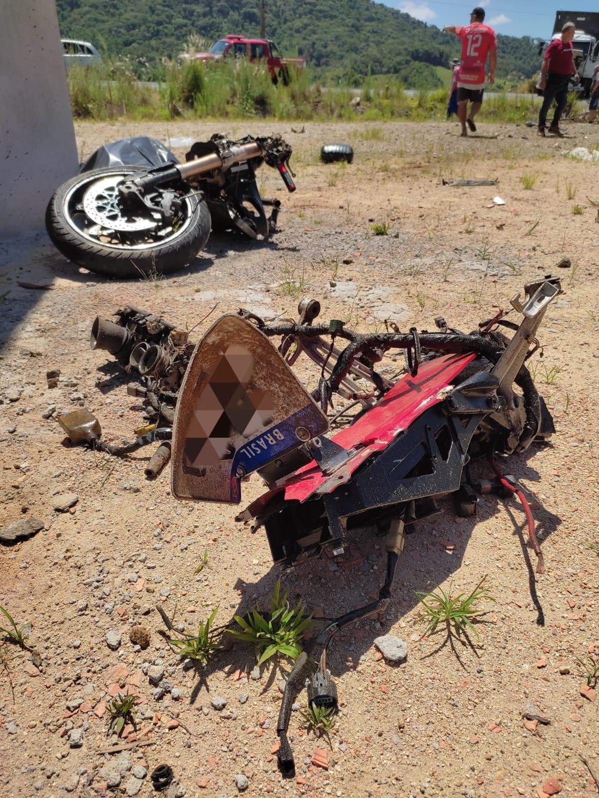 Motociclista perde a vida em grave acidente.