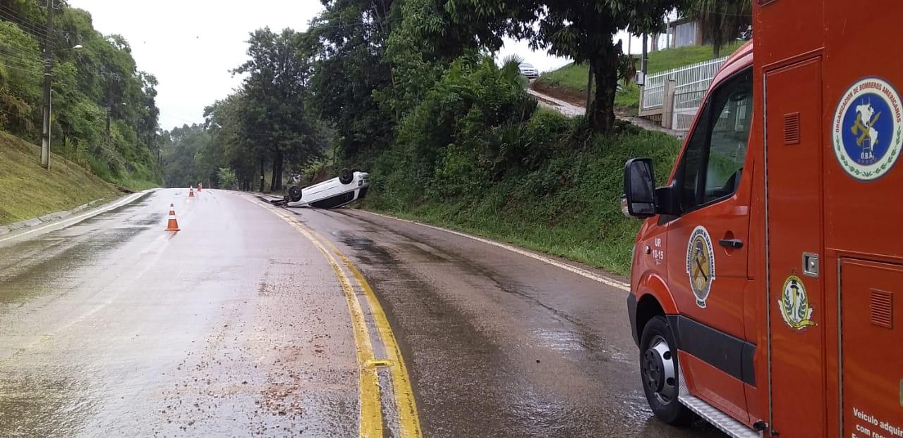 Motorista perde o controle do veículo e capota na SC 340 em Ibirama.