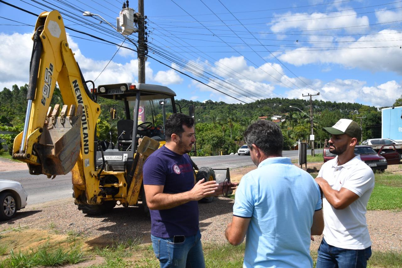Prefeitura de Apiúna abre processo administrativo contra empresa que não fez ciclovia, nova empresa já iniciou no local.