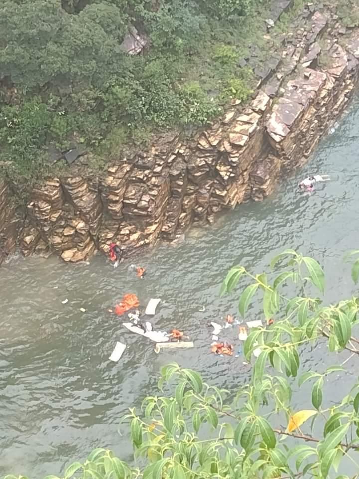 Tragédia no capitólio, paredão de pedra cai sobre lancha e mata turistas e deixa vários feridos.