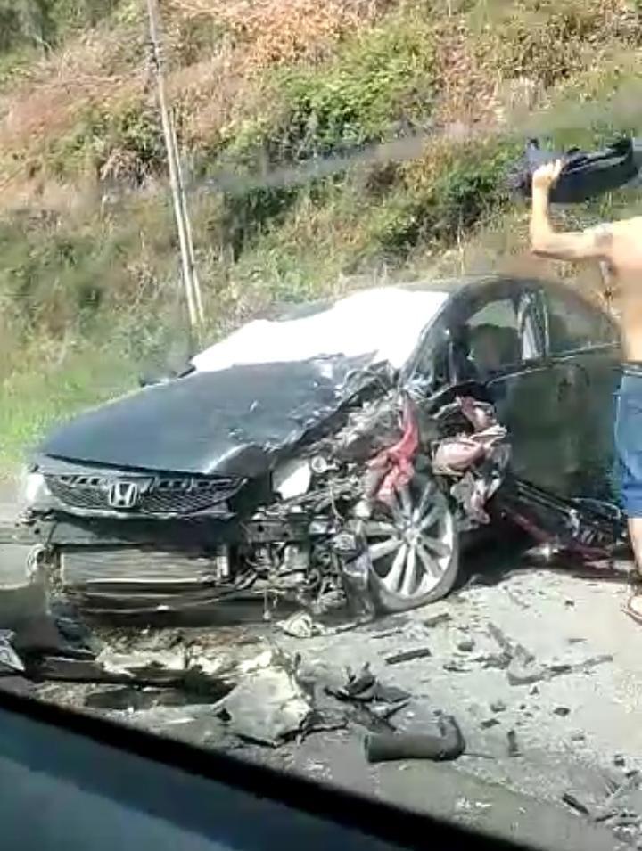 Acidente entre dois carros na BR 470 em Apiúna.