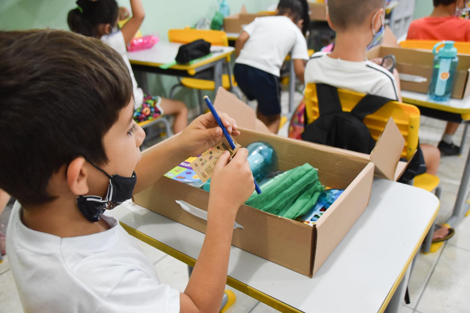 Alunos da rede municipal de ensino de Apiúna recebem  kits escolares.