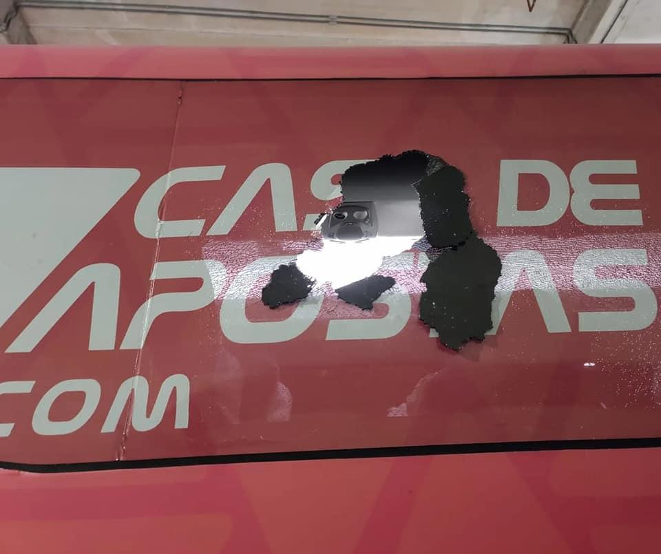 Bomba explode dentro do ônibus da equipe do E.C. Bahia.