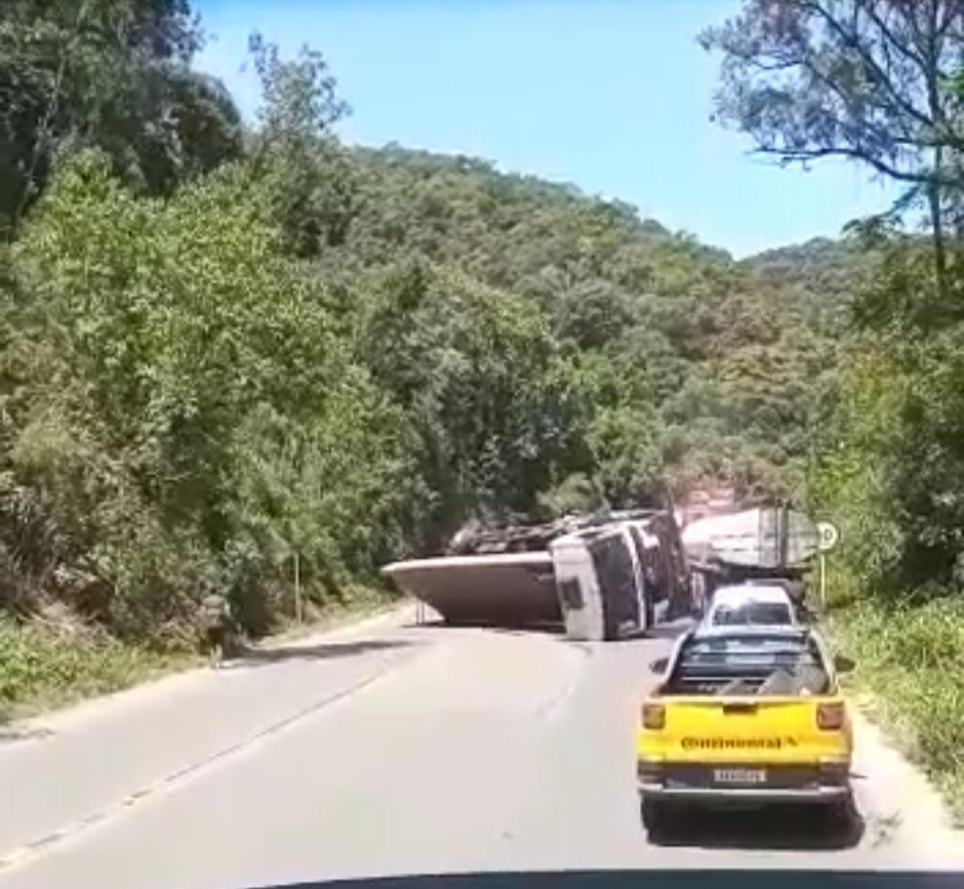 Caminhão tomba na BR 470 em Pouso Redondo.