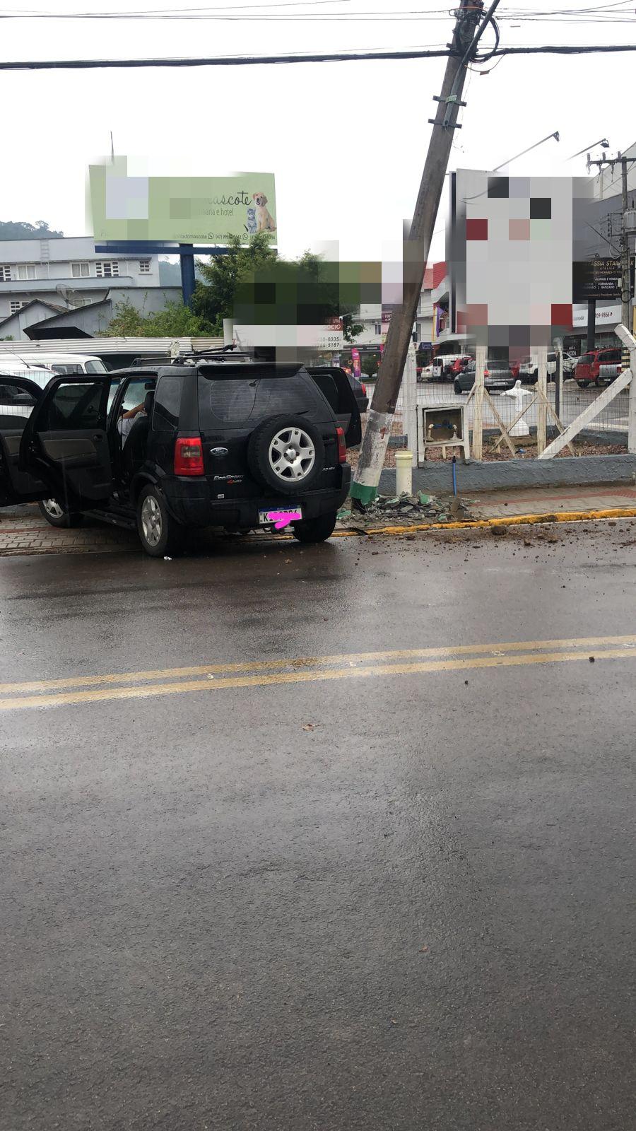 Carro colide em poste na cidade de Presidente Getúlio.