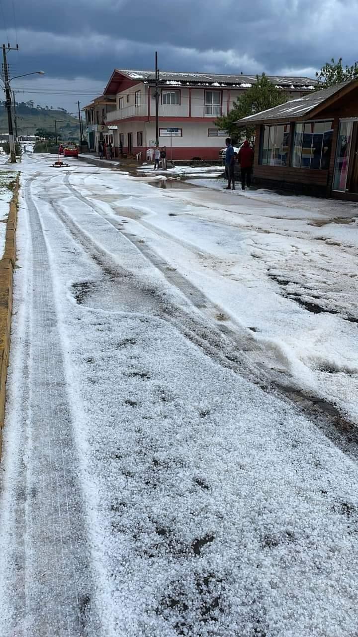 Chuva com granizo atinge cidades de Santa Catarina na tarde desta quarta-feira.