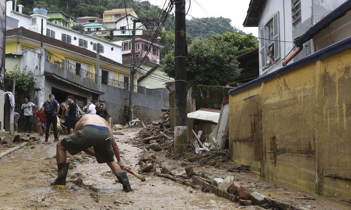 Corpo de Bombeiros Militar de Santa Catarina vai ajudar nos resgates em Petrópolis.