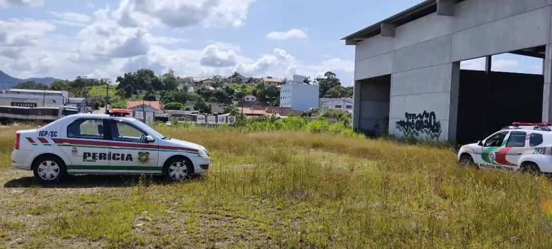 Homem é encontrado morto dentro de galpão na cidade de Indaial.