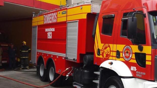 Irmãos de dois e quatro anos são salvos de incêndio por vizinhos.