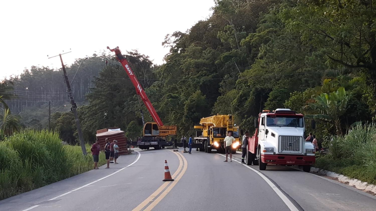 BR 470 em Ibirama interditada em ambos os sentidos para retirada de carreta.