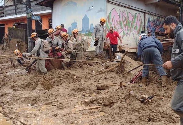 Tragédia em Petrópolis deixa 104 mortos e 35 desaparecidos até o momento.