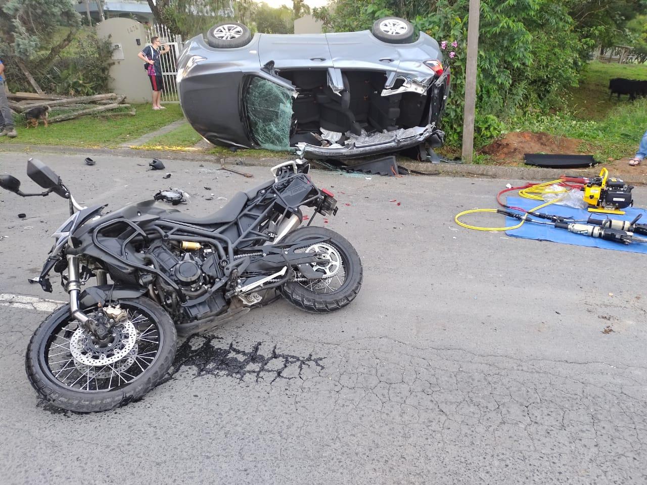 Acidente entre carro e moto deixa dois feridos no Alto Vale.