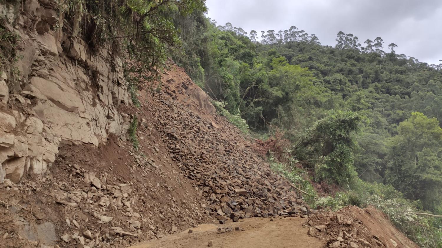 Barreira interdita estrada em Apiúna.