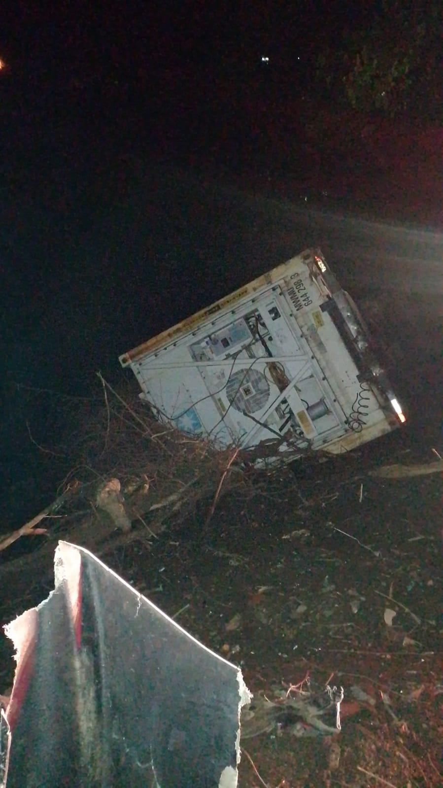 Container se desprende de carreta e cai em barranco no km 111 da BR 470 em Ibirama.