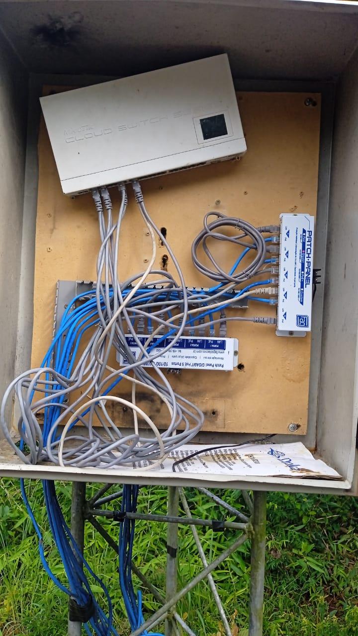 Criminosos roubam fios em torre de transmissão de internet via rádio na cidade de Apiúna. 