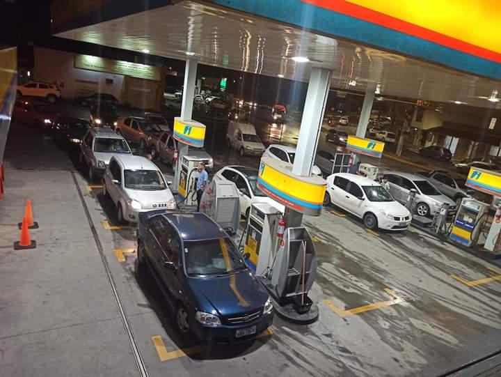 Filas nos postos de combustíveis após anúncio de aumento da gasolina.