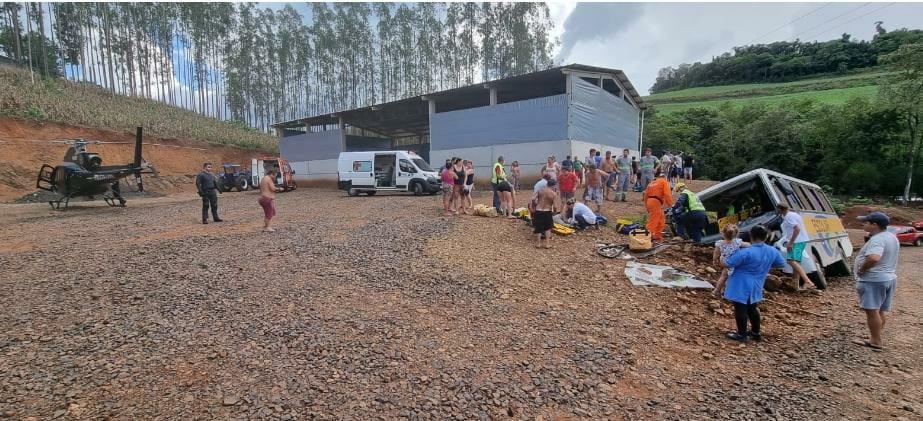 Grave acidente com ônibus escolar em Santa Catarina.