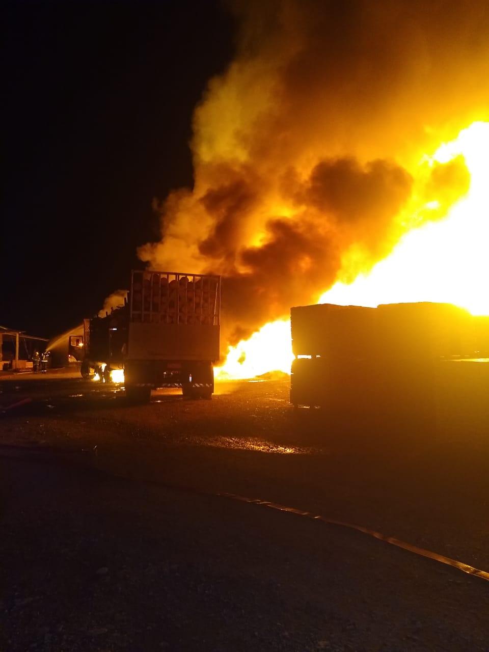 Incêndio de grandes proporções em depósito de madeira no Alto Vale.