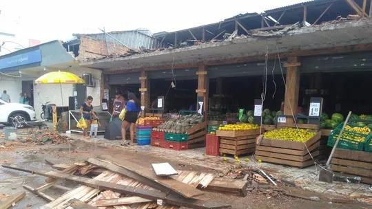 Temporais causam destelhamentos e quedas de árvores em Santa catarina.