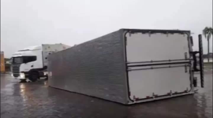 Temporal Causa destruição, derruba carreta estacionada em Campos Novos.