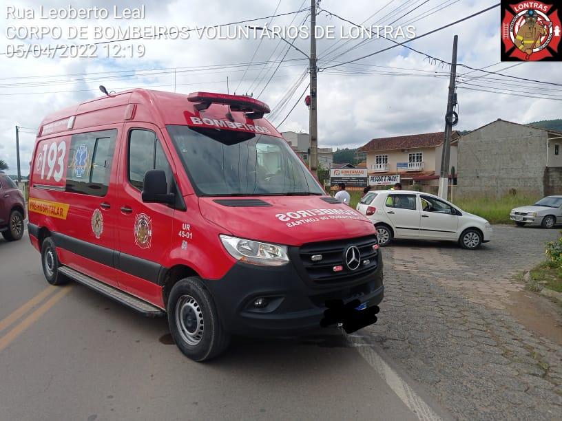 Acidente entre carro e moto deixa uma pessoa ferida na cidade de Lontras.