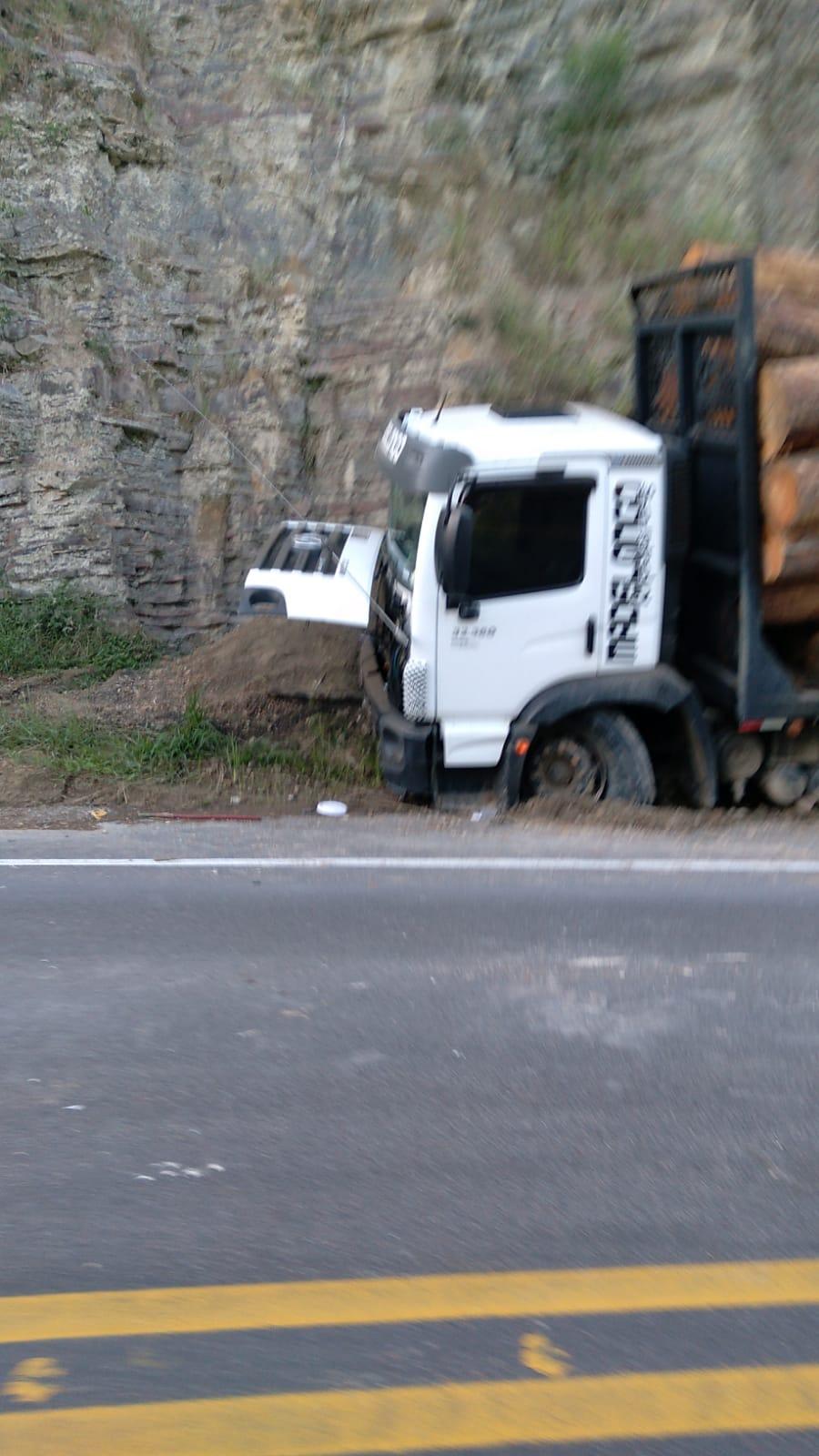 Após estourar o pneu motorista perde o controle e colide em paredão de pedras em Apiúna.