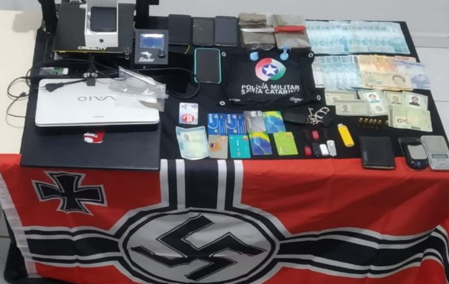 Bandeira nazista, drogas e um manual para criar armas 3D foi apreendido em santa Catarina.