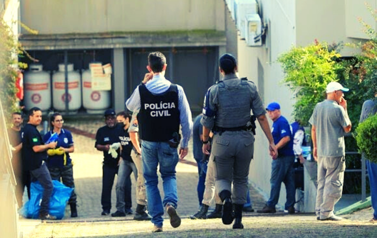 Cinco pessoas da mesma família são encontradas mortas dentro de casa.