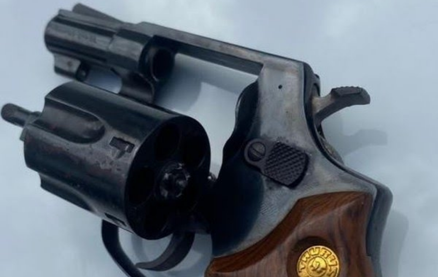 Criança de 06 anos leva tiro acidental na cabeça.