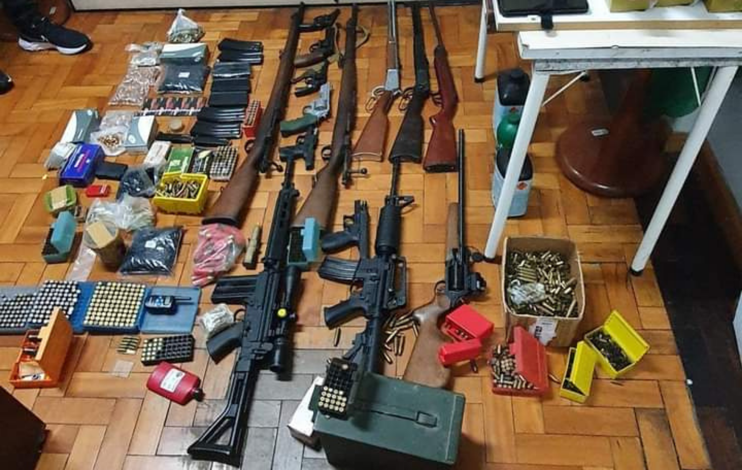 Duas pessoas são presas com um arsenal de armas que seriam utilizadas em assaltos.