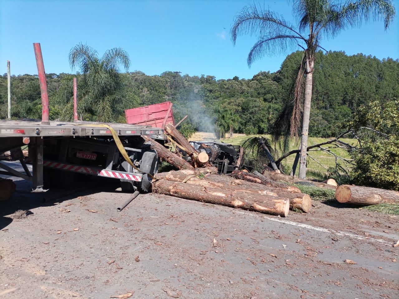 Grave acidente na BR 470 envolvendo caminhão.