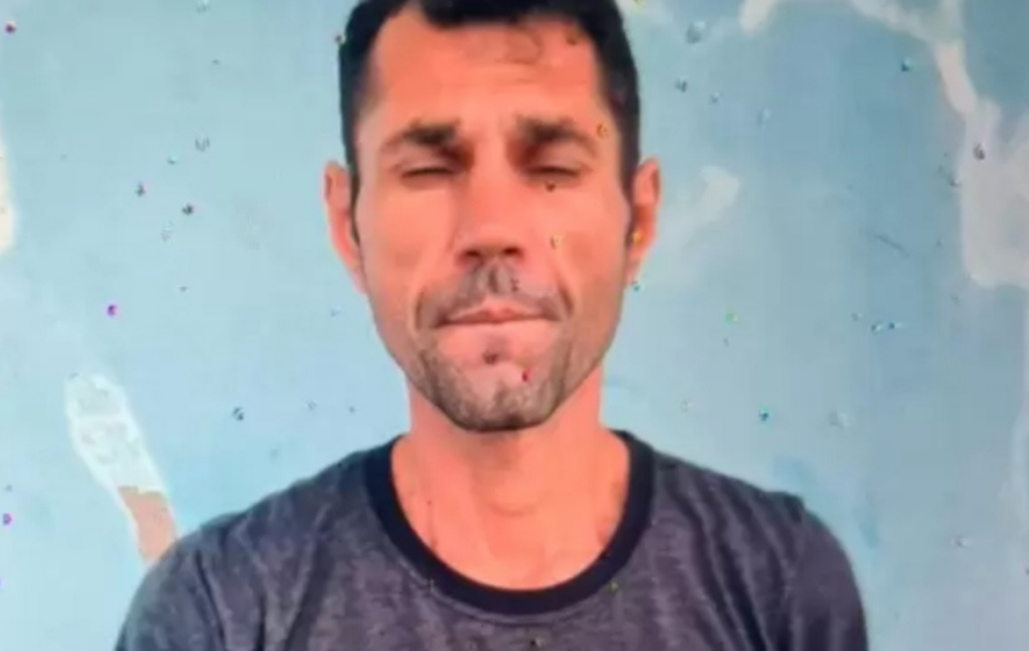 Homem é assassinado a tiros e facadas.