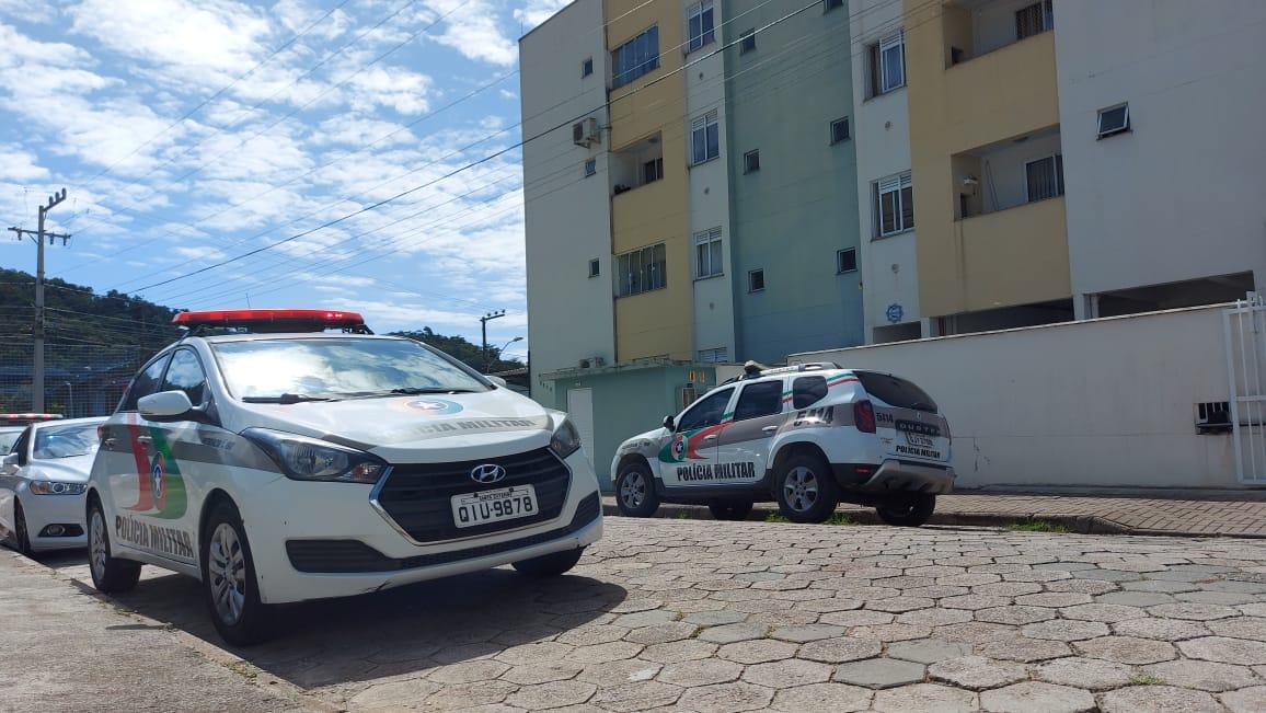 Homem é morto a facadas pela companheira, após o crime ela fugiu.