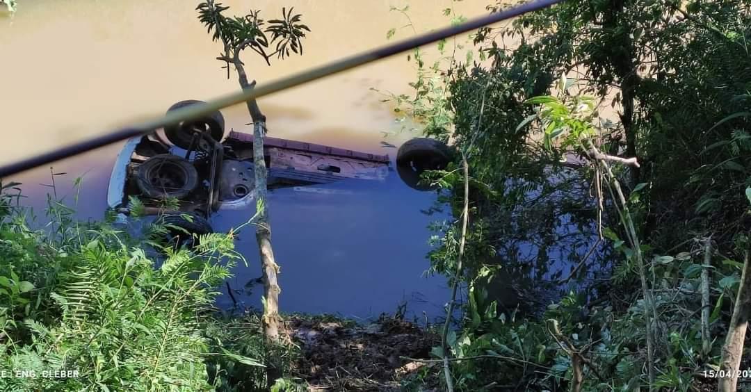 Homem fica gravemente ferido após carro cair dentro do rio em Vitor Meireles.