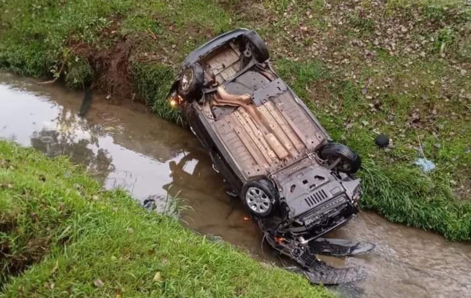 Homem morre após carro capotar e cair dentro de rio.